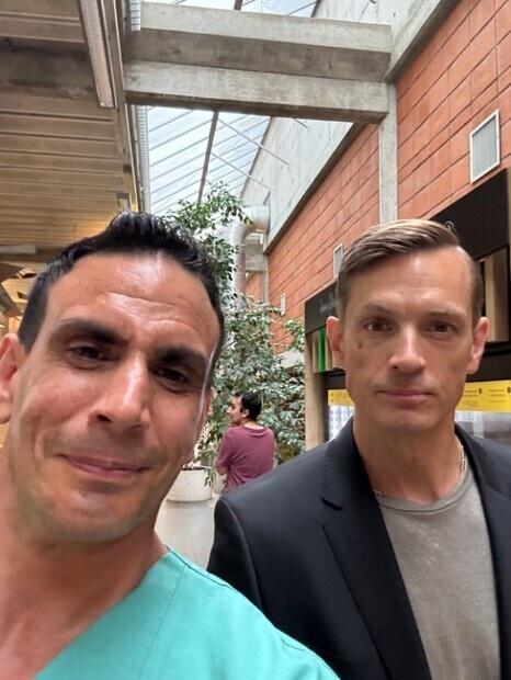 Spilte lege i bakgrunnen av han her