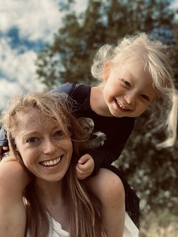 Morsomt å sitte på skuldrene Morsomt å sitte på skuldrene