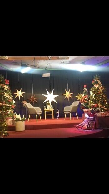 Dekorasjonsansvarlig/juleprogram på kamera