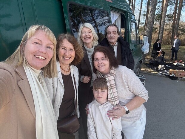 Mamma till pojke på kyrkogård