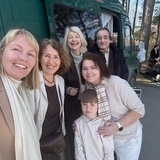 Mamma till pojke på kyrkogård Mamma till pojke på kyrkogård