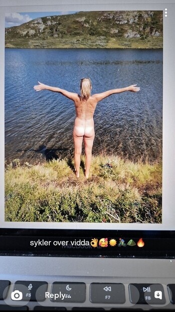 Elsker  bade naken