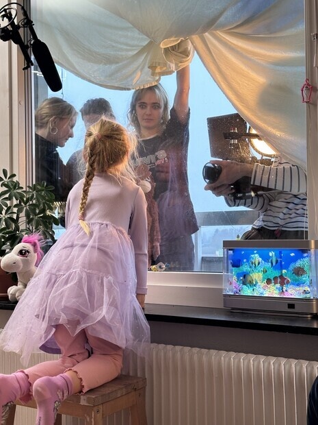 Att titta sorgset ut genom fönstret.