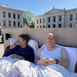 På sightseeing i en seng på Karl Johan På sightseeing i en seng på Karl Johan