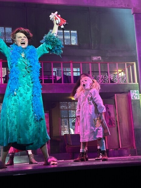 Molly i Annie på Folketeateret