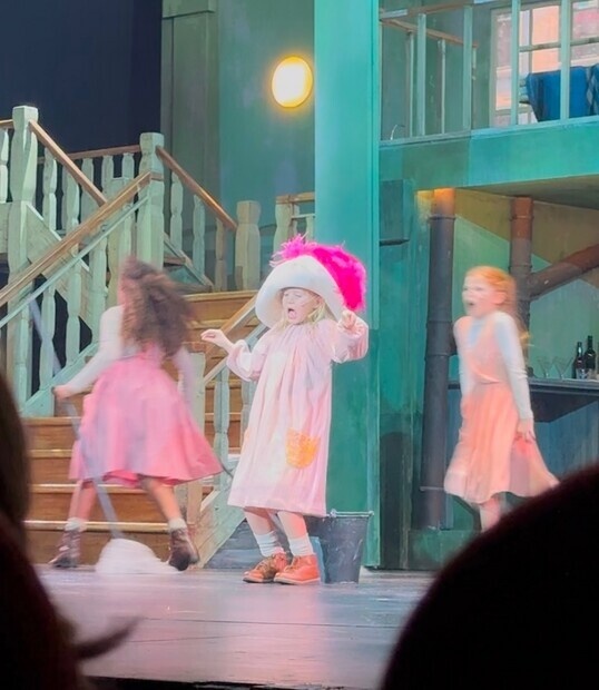 Molly i Annie på Folketeateret