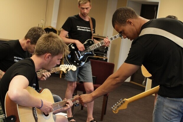 I aksjon når jeg underviser gitar