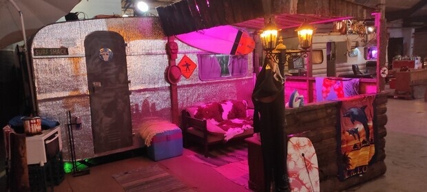 Kulisse fra Særp Tropez Pappen