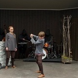 Mio hugger svärdet i Riddar katos hjärts