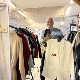 Om jag provar kavajen så kanske jag blir nästa ICA Stig