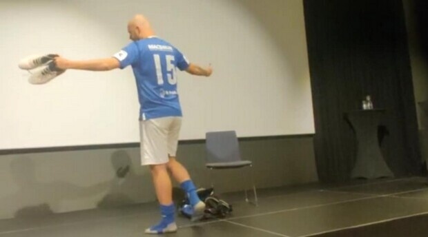 Komisk fotballteater