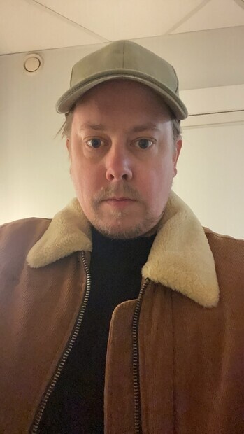 Går in och ut från polisstationen Går in och ut från polisstationen