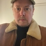 Går in och ut från polisstationen Går in och ut från polisstationen
