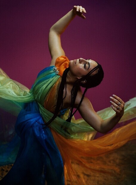 Modell och dansare för märket BOUGROUG