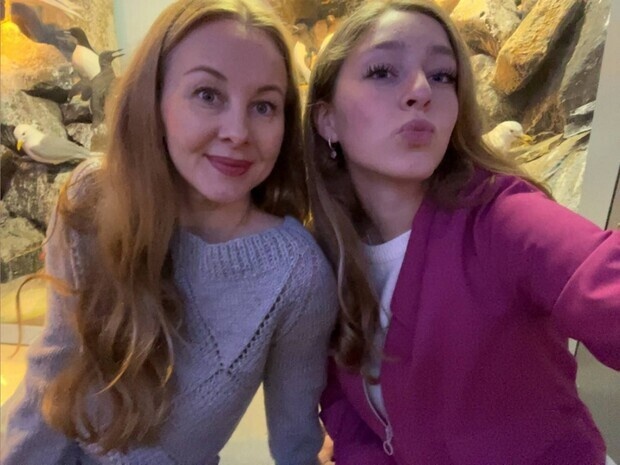 Mamma med dotter i Riksmuseet