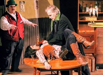 Dramatisk scen i västern-miljö Dramatisk scen i västern-miljö