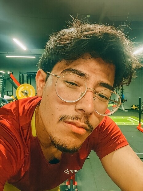 Sporty og morsom ung mann