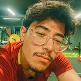 Sporty og morsom ung mann