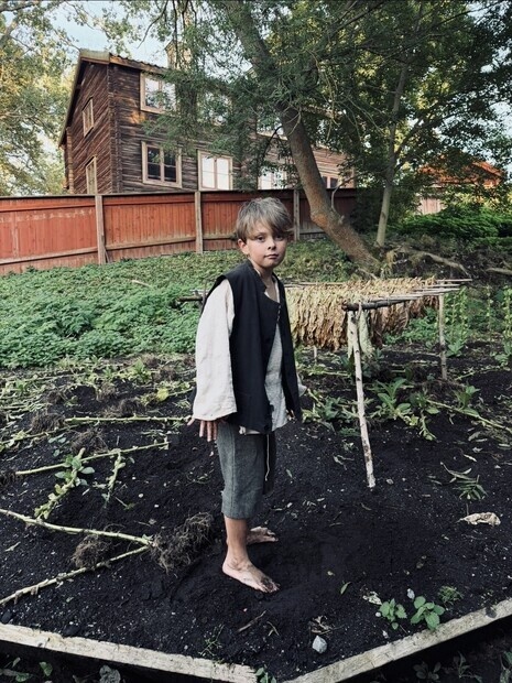 Smutsar ner sig inför rollen som barn på 1600-talet