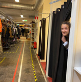 Provar kläder för en roll i en ny reklam. Provar kläder för en roll i en ny reklam.