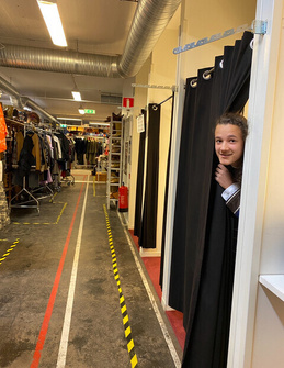 Provar kläder för en roll i en ny reklam. Provar kläder för en roll i en ny reklam.