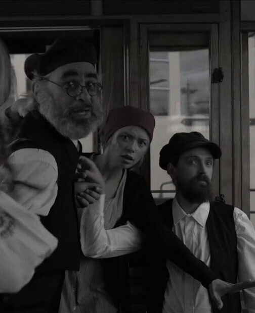 Utvald skdespelare i musikvideo p sprvagn.