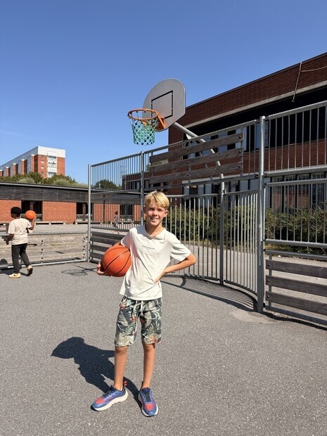 Elev på skola i Bonusfamiljen