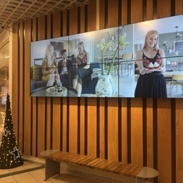 Fra en av skjermene på et av kjøpesentrene Fra en av skjermene på et av kjøpesentrene