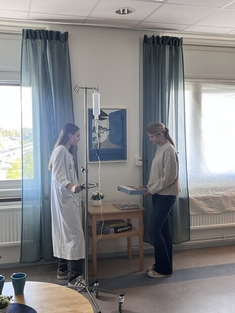 Rolig  filminspelning som sjukhusbesökare
