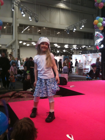 Baby och barnmssan modevisning
