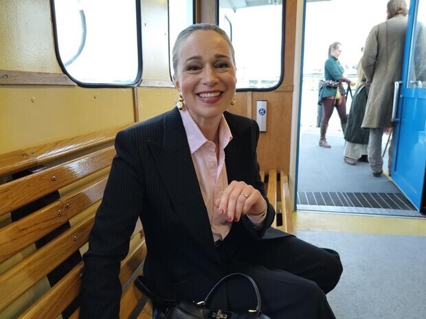 I kostym & dyr väska på  färja I kostym & dyr väska på  färja