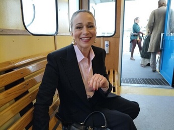 I kostym & dyr väska på färja I kostym & dyr väska på färja