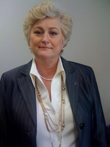 Sminkad som ldre receptionist