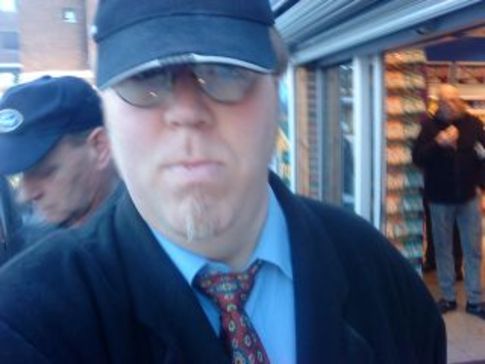 Meg med skjorte og slips og frakk - og caps Meg med skjorte og slips og frakk - og caps