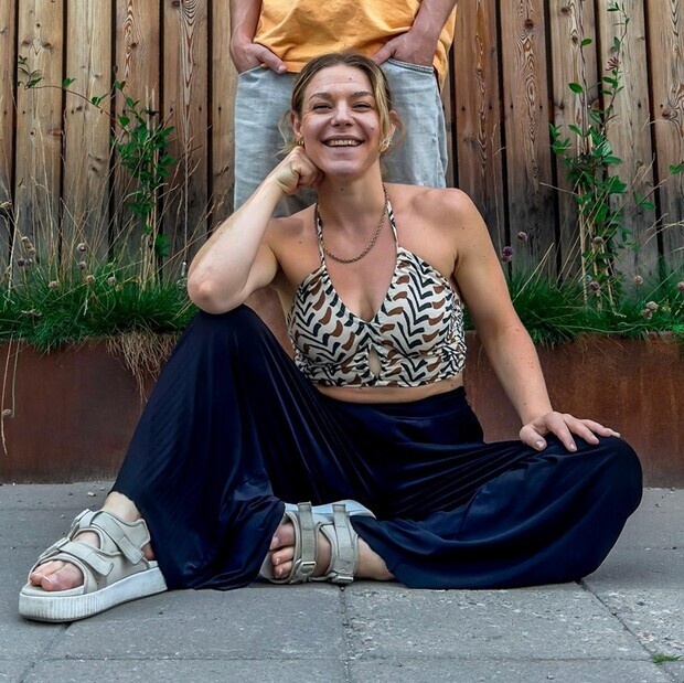 Elin sitter Elin sitter