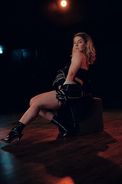 Heels svart bakgrund