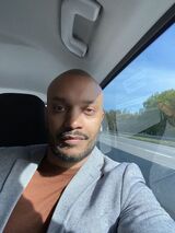 Upphämtad i city och körs ut till set Upphämtad i city och körs ut till set