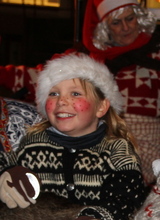 Nissebarn under julegateåpningen på Kongsvinger