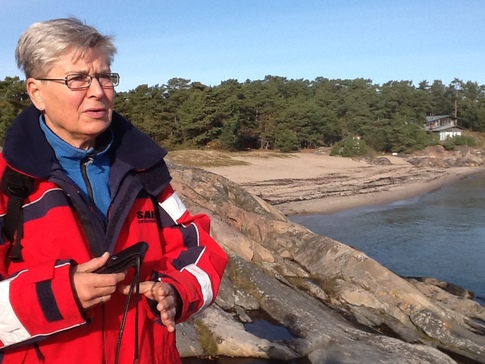vacker kvinna ser något