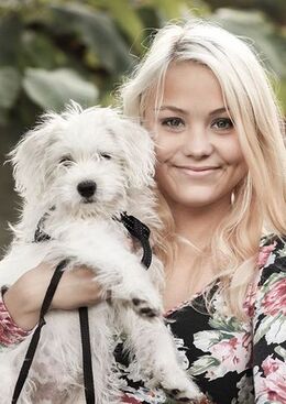 Cornelia med sin hund Puff Cornelia med sin hund Puff