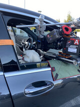 Min hund Cooper spelar in en scen i en bil Min hund Cooper spelar in en scen i en bil