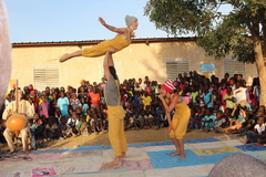 Barnteater med akrobatik. Barnteater med akrobatik.