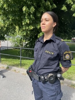 Statist som kvinnlig polis Statist som kvinnlig polis