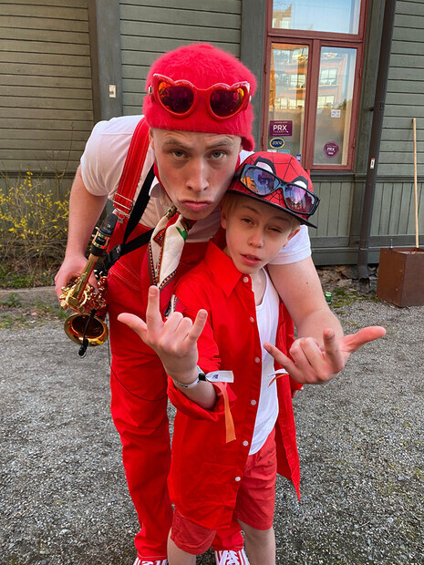Mini-LOV1-Pontus i musikvideo och p livespelningar