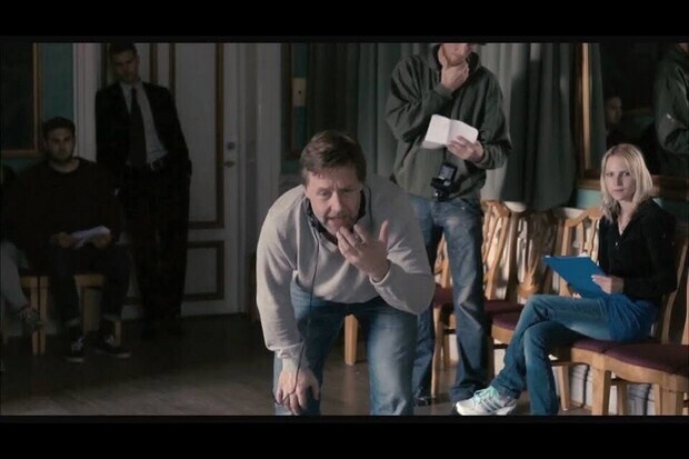 Scene med Mads Ousdal som spiller regissør, jeg er  