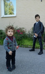 Med lillebror, Theo