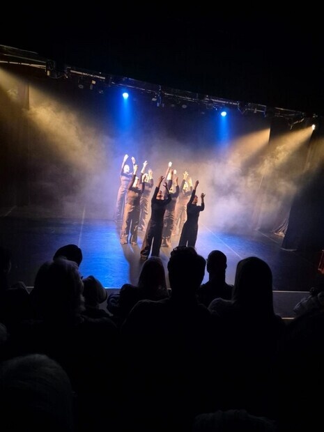 Dansfrestllning Celestial Bodies p Teater Tre