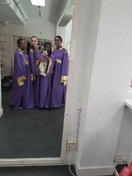 Singing in video with circus acts Singing in video with circus acts