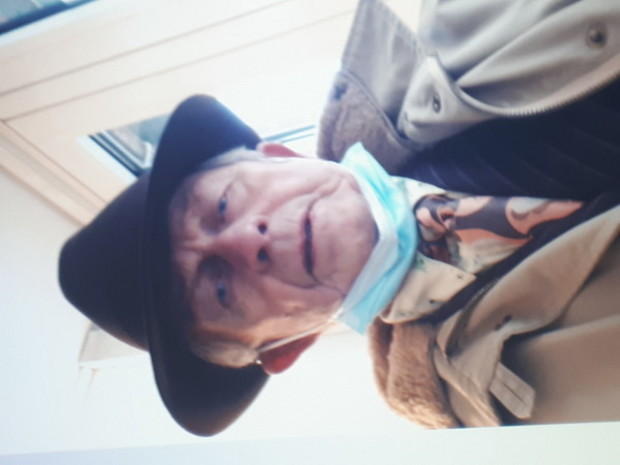 Fotgjenger i bakgrunnen