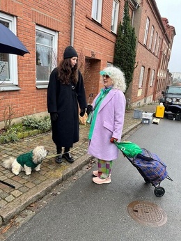 Miami dam med sin besvärliga hund Miami dam med sin besvärliga hund